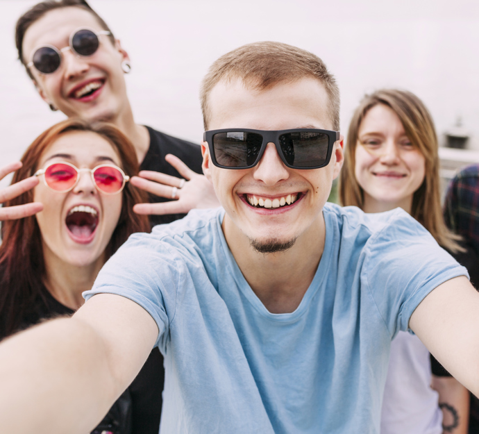Selvfie af glade unge mennesker