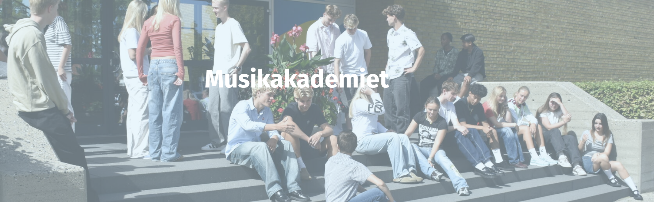 Unge ved Frederikshavn Gymnasiums hovedtrappe